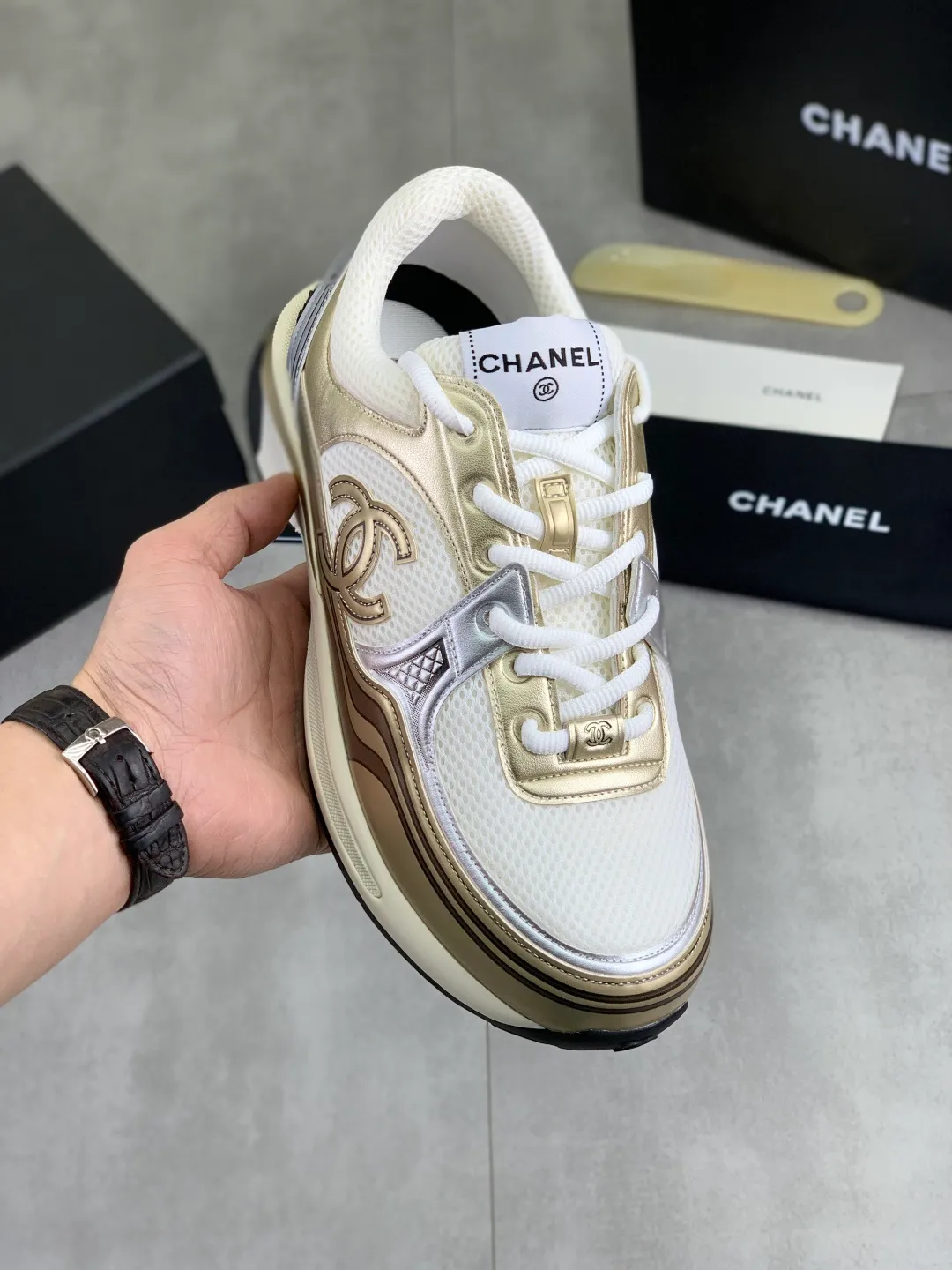Men's Men's Shoes P620 New Chanel Chanel 25K Silver Horn Golden Horn King Casual Sports Shoes Original purchase and development Made by Xiaoxiang C Home Another super popular item in the counter, loved by Internet celebrity bloggers and ladies, various praises on social platforms, super popular, textured, breathable and super spring and summer. Seeing this issue always arouses the inner desire of fashion among girls. The latest suede material, classic black and white color, full of fashionable feeling on the feet. Easy to take care of, exquisite packaging at the delivery counter🛍📦 ▪️Fabrics: Original customized imported cowhide + mesh ▪️Inner lining: Customized imported breathable mesh ▪️Sole: Original molded rubber foam material ▪️Sole thickness: 4.5CM ▪️Size: 38-44